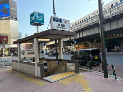 ルシェンテへの道順 1／8：銀座線「新橋駅」5番出口を出ます。