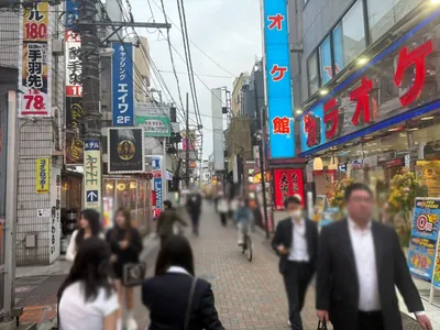レインへの道順 6／11：左手一つ目の路地を越えて直進します。