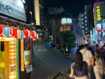 ロイヤルラウンジへの道順 8／9：左手一つ目の路地を左折します。