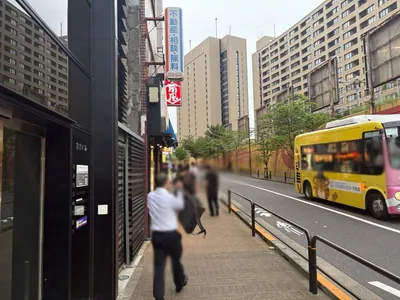 飯田橋　トウキョウオンザドリームへの道順 3／4：一つ目の十字路を左折します。