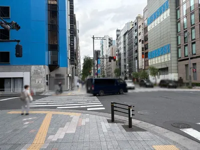 アナザームーンへの道順 6／7：四つ目の横断歩道も渡って直進します。