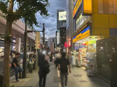 ファブリックU24への道順 2／8：駅を背にして右手に進みます。