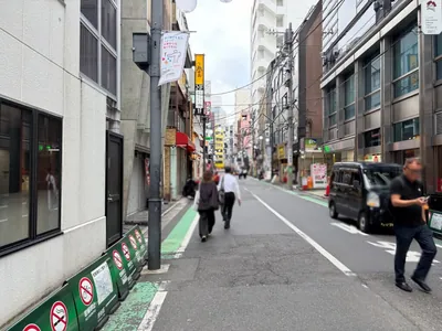 インタイトルへの道順 4／5：一つ目の右手の路地を右折します。