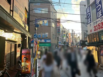 神田茶屋 （カンダチャヤ）への道順 4／5：十字路を越えて直進を続けます。