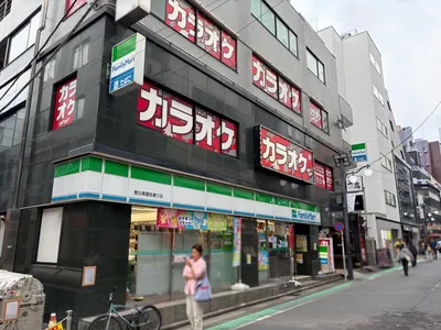 インタイトルへの道順 5／5：少し進むと左手に恵比寿インタイトルの入る「REMAX恵比寿」があります。