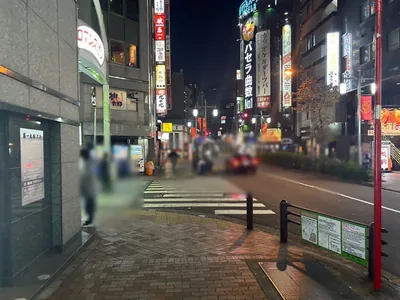 モアナ昼への道順 8／9：左手のロマンス通りを越えます。