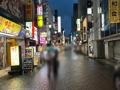 小鳥遊 （タカナシ）への道順 5／5：二つ目の路地を越えると左手に上野小鳥遊の入るビルがあります。
