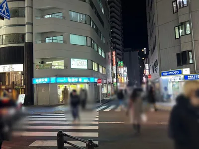 ワイへの道順 7／8：三つ目の十字路を横断歩道を渡って左折します。
