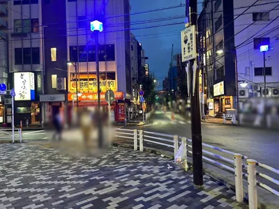 ダリへの道順 7／8：一つ目の横断歩道を渡ります。