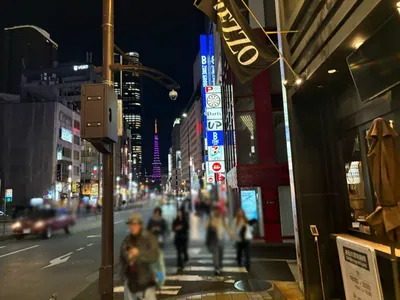 シエルへの道順 5／6：右手の路地を越えてさらに直進します。