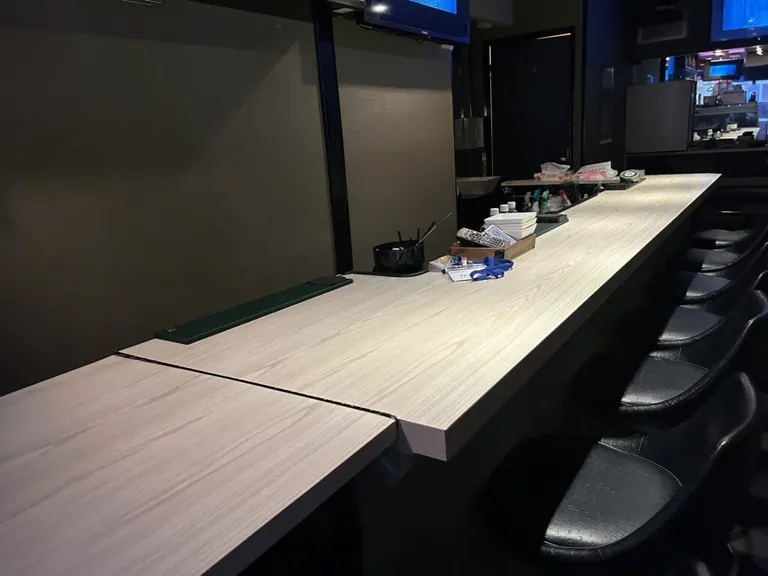 ハヤブサの店内