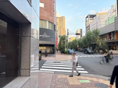 カステロへの道順 7／8：「難波橋」の交差点を横断歩道を渡って左折します。