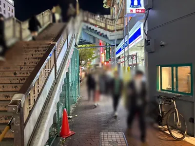 ヴィヴィへの道順 6／12：下りきったら歩道橋を左手に歩きます。