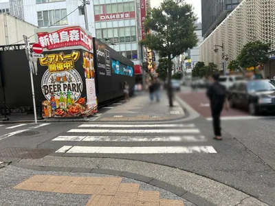 カラット宴への道順 4／11：渡ったら右折し、一つ目の左手路地を越えて直進をします。