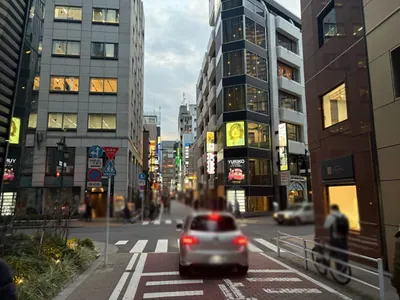 ツリーへの道順 5／8：一つ目の十字路を越えて直進します。