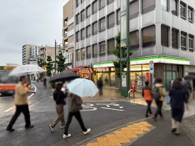 川越　イノセンスへの道順 5／7：渡ったら左折し、右手路地を越えて直進します。