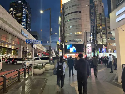 サーカスラウンジへの道順 3／5：「六本木」の交差点に出たら横断歩道を渡らずに右折します。