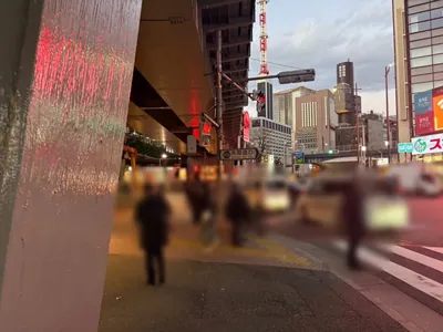 ラウンジへの道順 2／10：駅を背にして左に進みます。