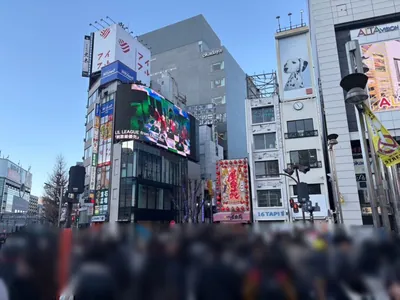 レヴューへの道順 3／9：正面の横断歩道を渡って路地に入ります。