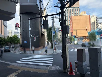 あやへの道順 5／6：信号機付きの交差点を渡ります。