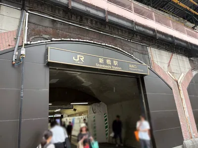 シュシュ新橋烏森口への道順 1／4：各線「新橋駅」烏森口を出ます。