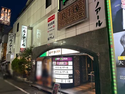 リオへの道順 12／12：路地を過ぎてすぐ右手に歌舞伎町リオの入る「相模観光ビルイーストプラザ」があります。