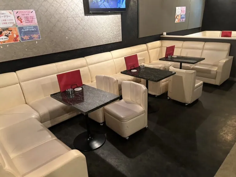 蕨 ラトゥールの店内