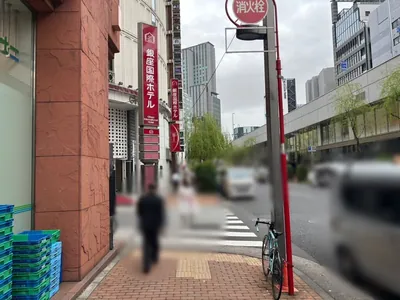 クラッシーへの道順 8／12：左手二つ目の路地を左折します。