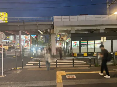 B4 （ビーフォー）への道順 5／10：一つ目の横断歩道を渡ります。