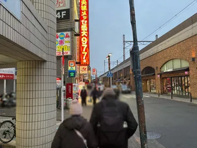 吉祥寺　瀬里奈（セリナ）への道順 5／8：左手一つ目の路地を左折します。