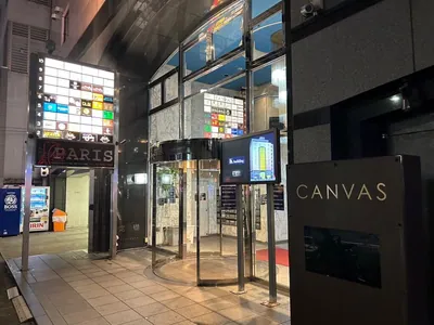 キャンバスへの道順 9／9：直進して少し進むと右手に錦糸町キャンバスの入るビルがあります。