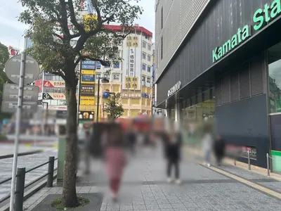 ダブルアールへの道順 2／5：駅を背にして右手へ進みます。