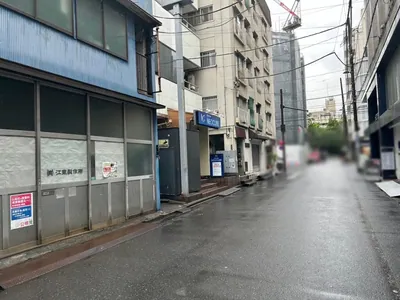 ネオキューブへの道順 12／12：二つ目の十字路に出る手前の左手に錦糸町ネオキューブの入る「プラザG5ビル」があります。