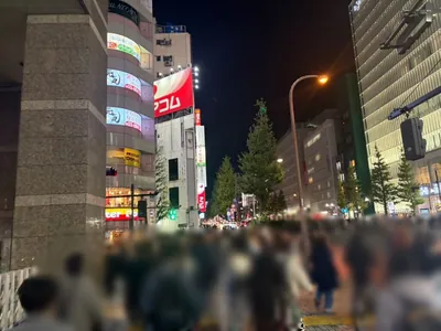 ベネへの道順 8／12：「新宿区役所」の交差点に出たら横断歩道を正面に渡ります。