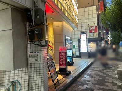 ビゼへの道順 8／8：少し進むと左手に、上野ビゼの入る「エスパス上野広小路ビル」があります。