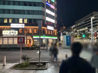 バスキアへの道順 4／10：一つ目の交差点を渡ります。