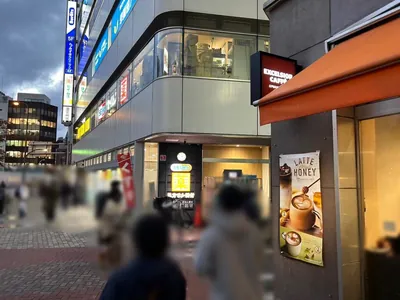 エイムへの道順 3／8：一つ目の路地を右折します。