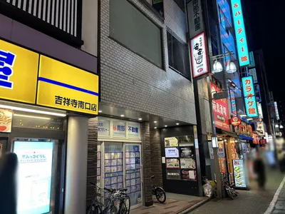 吉祥寺　スイートへの道順 4／4：路地を過ぎて、左手四つ目に吉祥寺スイートの入る「第63東京ビル」があります。