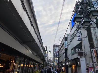 中目黒　ラヴィエへの道順 2／2：少し直進すると右手に中目黒ラヴィエの入る「松村ビル」があります。