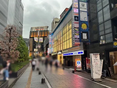 LP東京への道順 8／8：突き当りの手前の右手に歌舞伎町LP東京の入る「歌舞伎町ビル」があります。