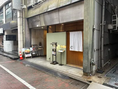 宝泉 （ホウセン）への道順 11／11：少し進むと右手に銀座宝泉の入る「第三ソワレ・ドビル」があります。