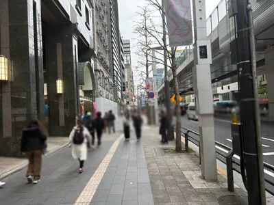 ル・クラブ・ドゥ・トウキョウへの道順 2／5：駅を背中にして左へ歩きます。