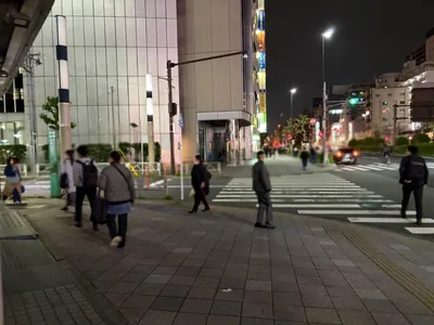 マーリーへの道順 5／7：一つ目の左手路地を横断歩道を渡り左折します。