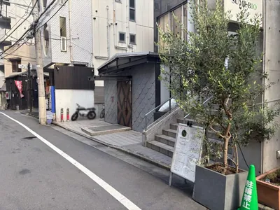 38℃ (サンジュウハチド)への道順 11／11：少し進むと右手に恵比寿38℃の入る「EBISU FIRST PLACE」があります。