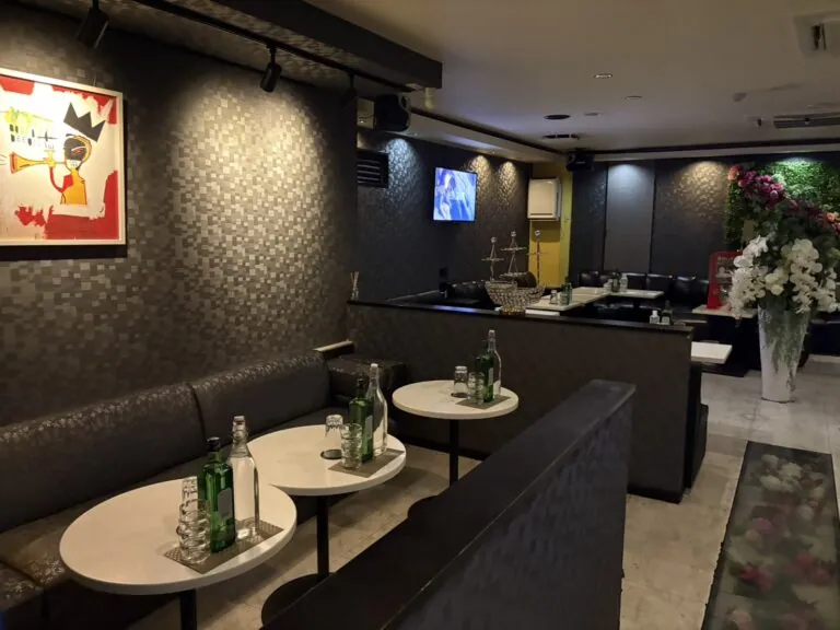 クレヨンの店内