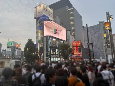 キングダムクイーンへの道順 3／11：正面の横断歩道を渡って路地に入ります。