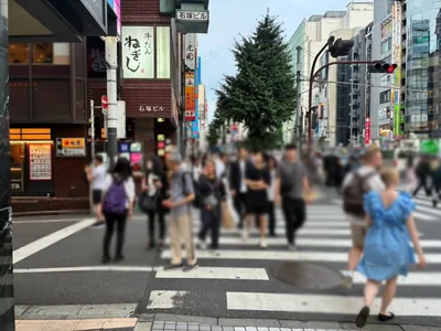 美人茶屋 新宿 （ビジンチャヤ シンジュク）への道順 6／11：一つ目の左手路地を越えて直進します。