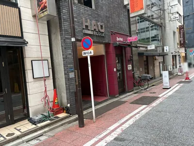 レオンへの道順 7／7：少し進むと左手に銀座レオンの入る「HAOビル」があります。