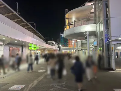 オーディンへの道順 2／6：駅を背にして、左に進みます。