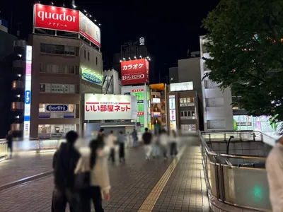 シックスエイトへの道順 2／9：駅を背中にして左前のコンコースを直進します。